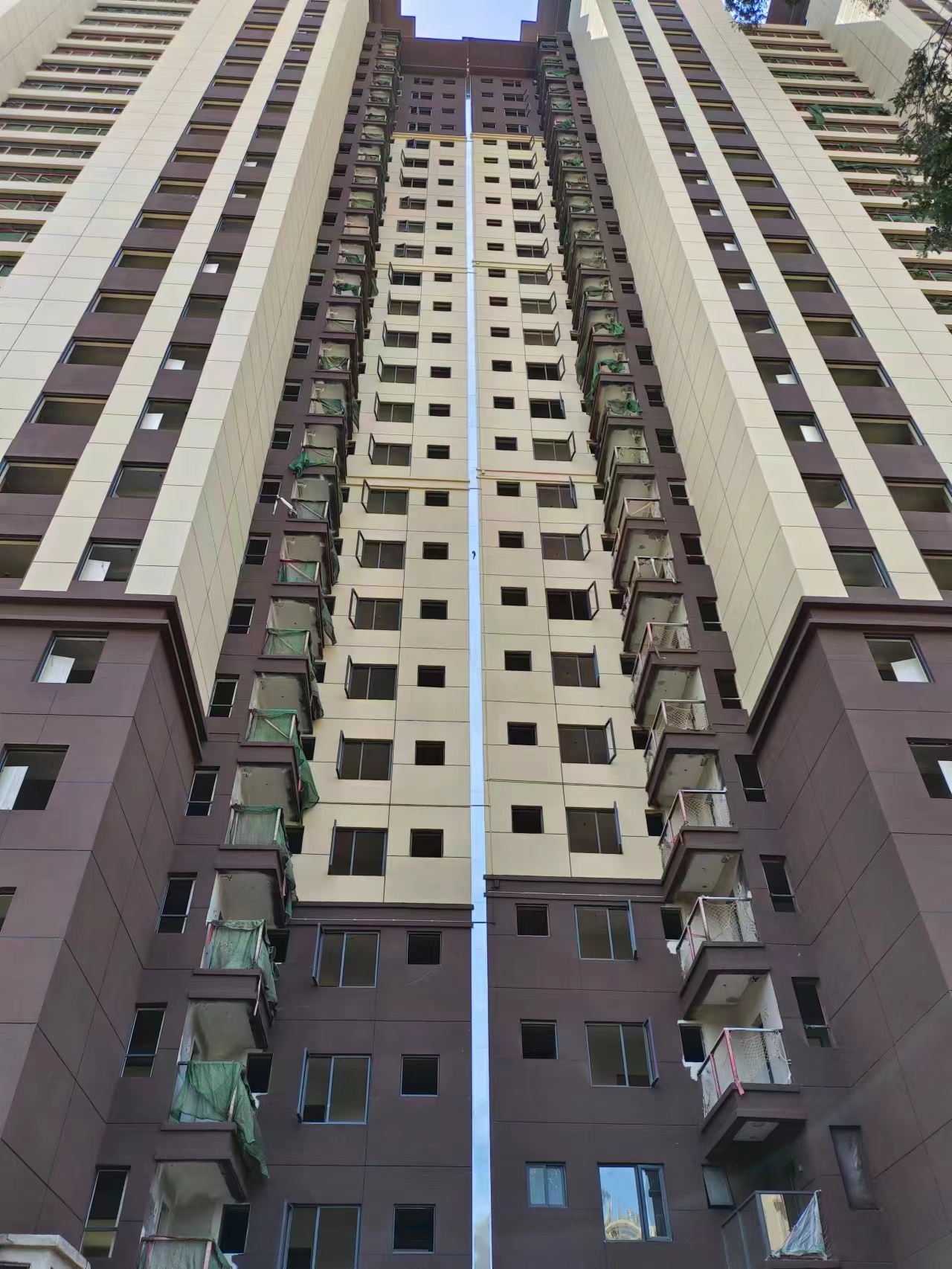 建筑变形缝一般处于两种地方,一种是我们常见的楼面变形缝,它是在设置